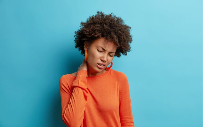 ongelukkige-jonge-vrouw-lijdt-aan-pijn-nek